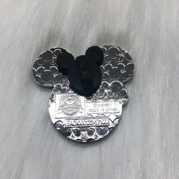 🔮 5/$25 Disney Minnie Mouse Nervous Emoji Pin - Picture 3 of 3
